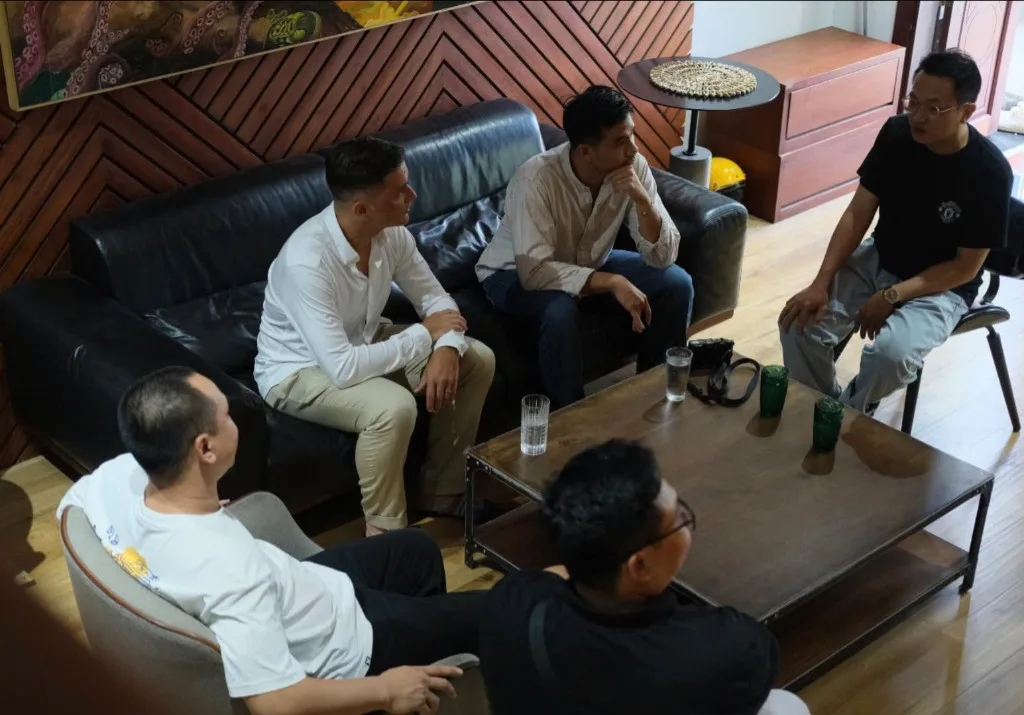 Jean Philippe Pro-Ject trao đổi với đội District M trong không gian store
