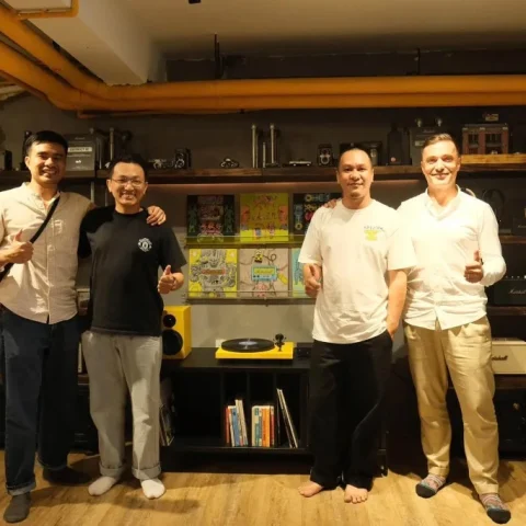 Jean Philippe Pro-Ject ghé thăm District M Jean Philippe đại diện Pro-Ject cùng đội District M tại store với mâm than Pro-Ject màu vàng