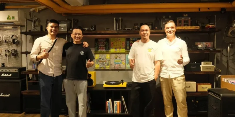 Jean Philippe đại diện Pro-Ject cùng đội District M tại store với mâm than Pro-Ject màu vàng