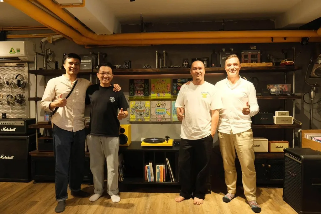 Jean Philippe đại diện Pro-Ject cùng đội District M tại store với mâm than Pro-Ject màu vàng