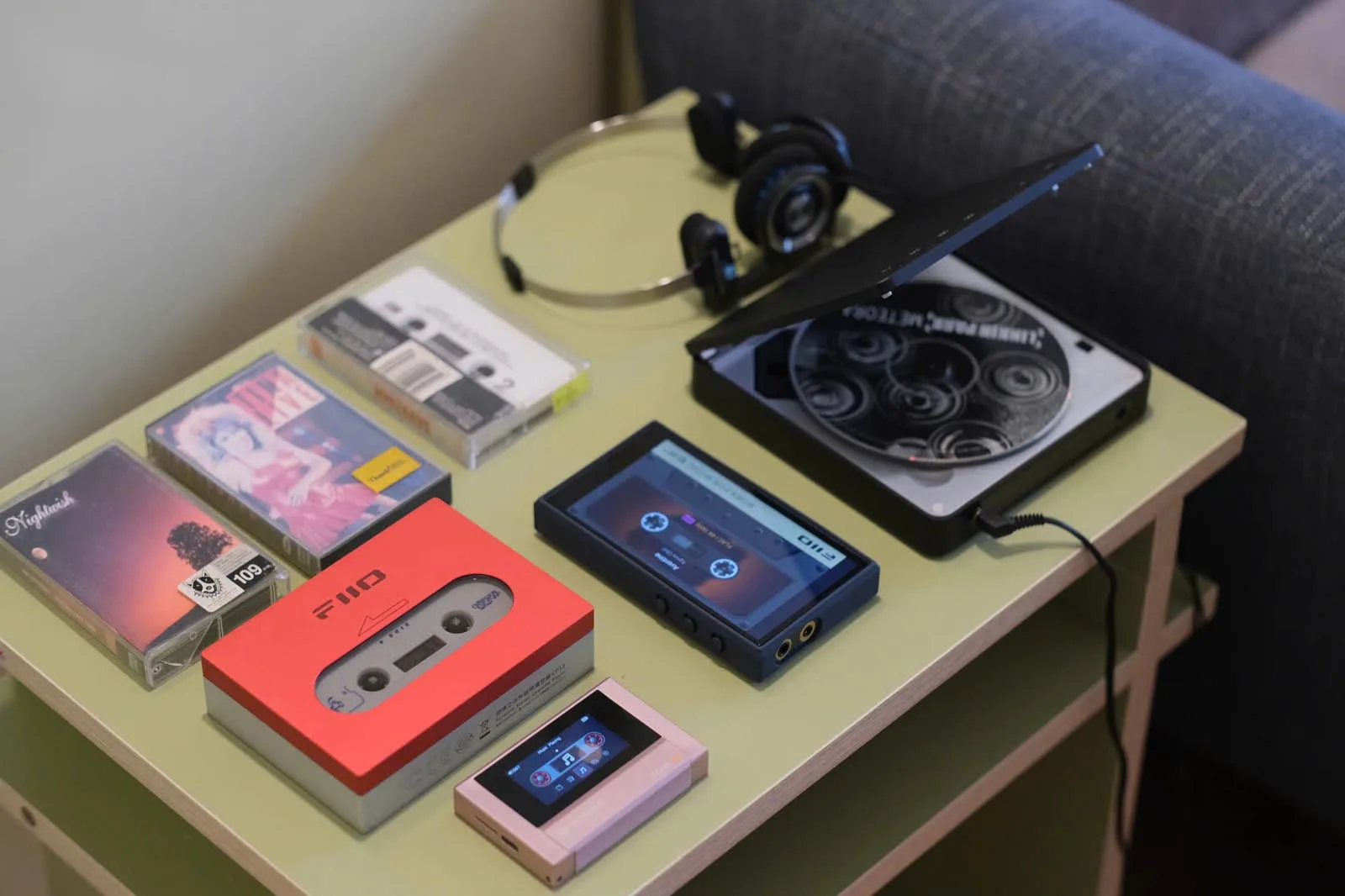 Máy nghe CD cassette FiiO và tai nghe Koss trên bàn trải nghiệm tại P.H.E Show 2025