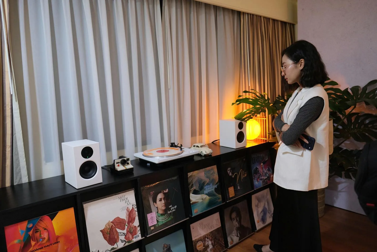 Setup mâm than entry với loa bookshelf trắng và kệ đĩa than tại P.H.E Show 2025