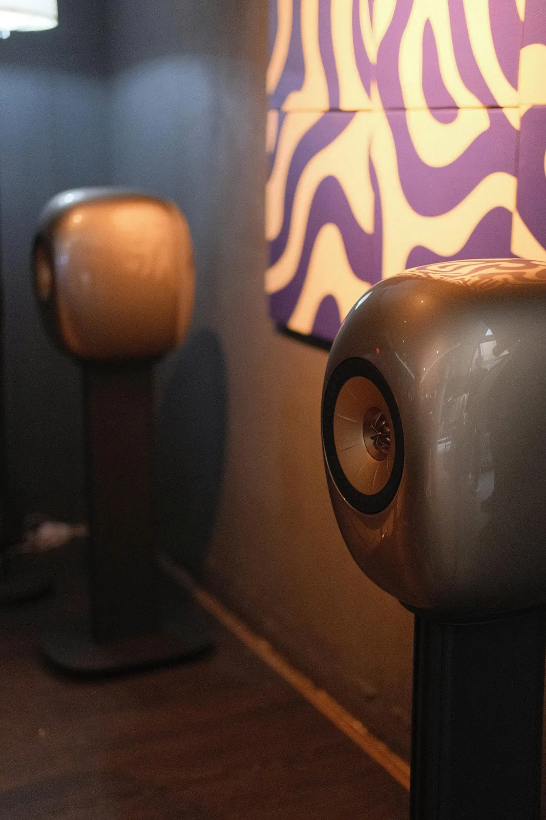 Cặp KEF LS LUXE trên chân sàn tại không gian ra mắt