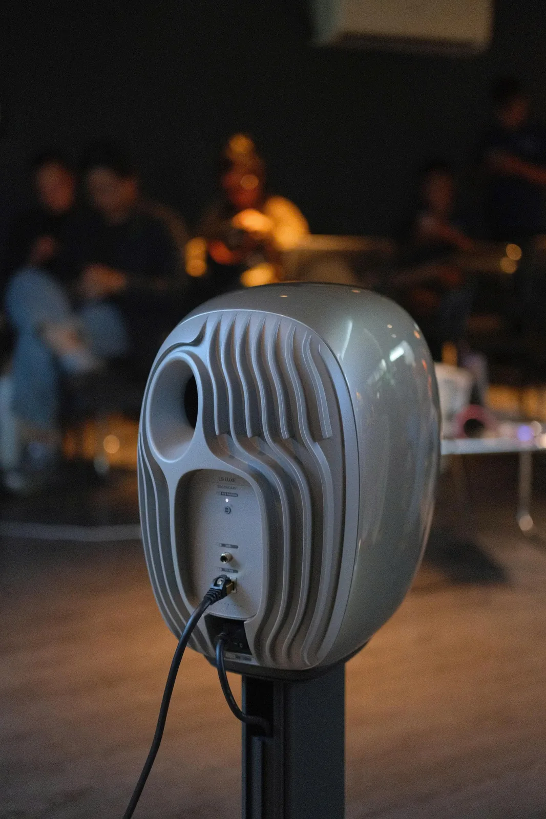 Mặt lưng điêu khắc KEF LS LUXE Secondary tại event