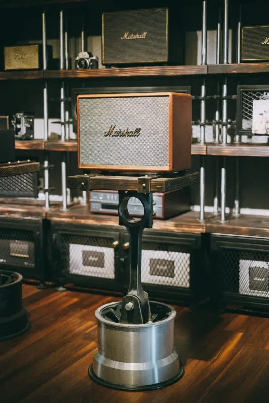Bục để loa ráp từ mâm máy bay và tay dên tàu thủy tại Marshall Store Saigon