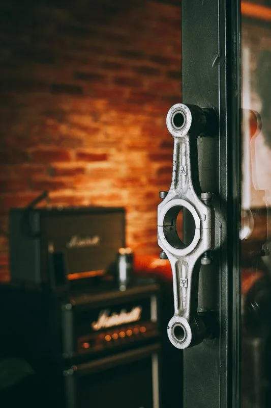Tay nắm cửa làm từ bộ phận động cơ xe hơi tại Marshall Store Saigon