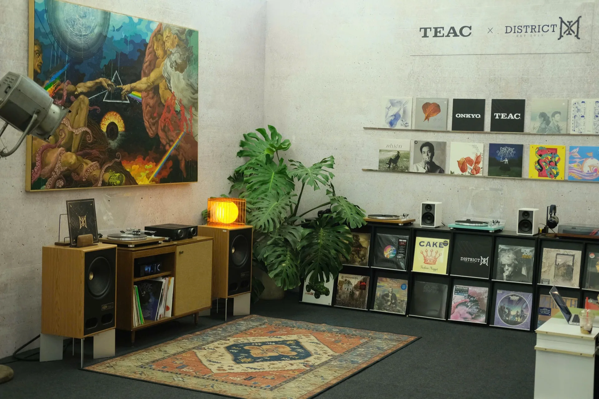 Góc nghe District M tại P.H.E Show 2026 với loa sàn và kệ vinyl TEAC x District M