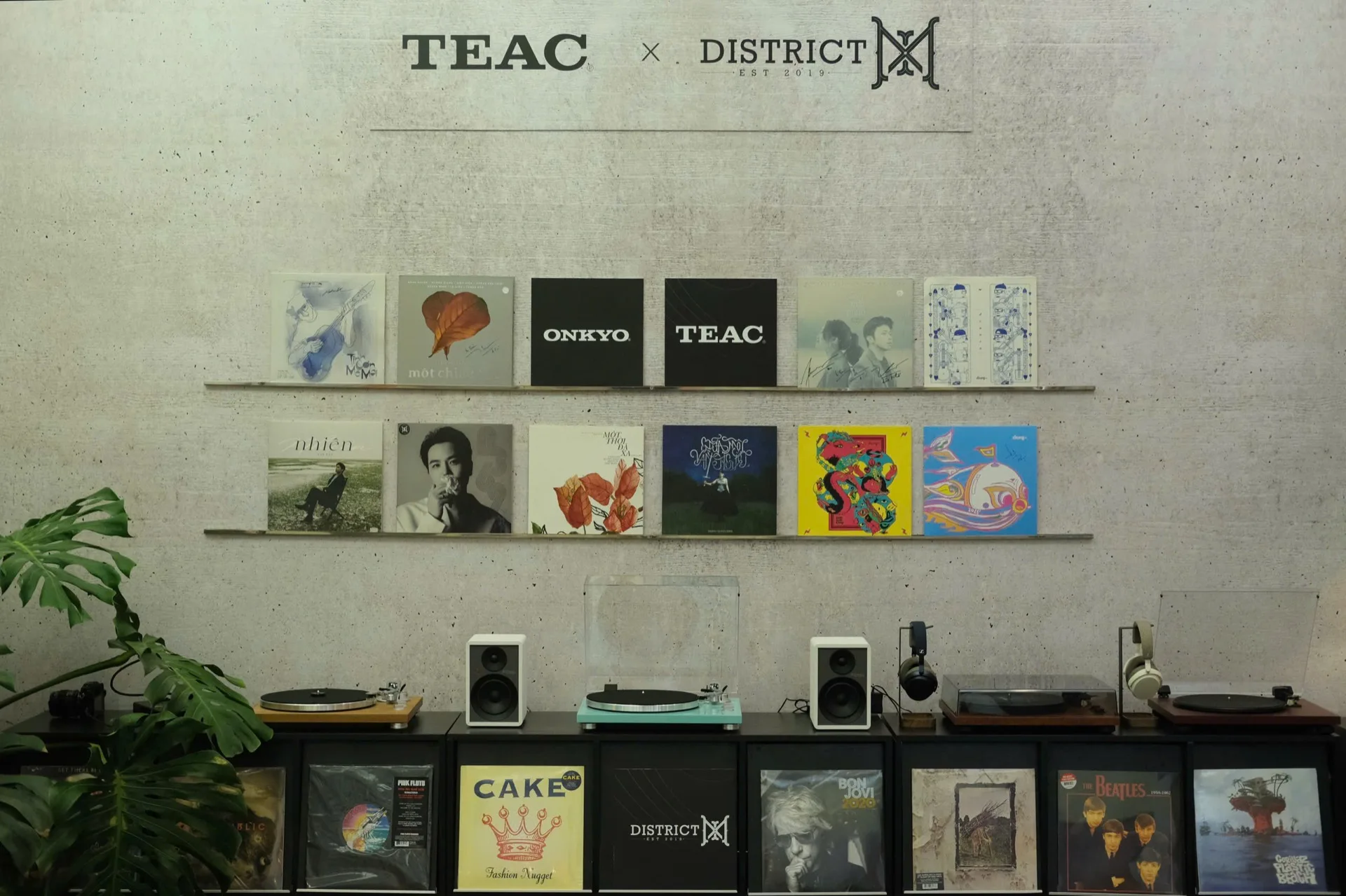 Tường vinyl và dải mâm than TEAC tại booth District M P.H.E Show 2026